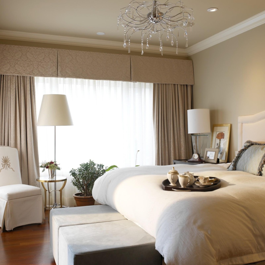 Поднос с кофе на кровати