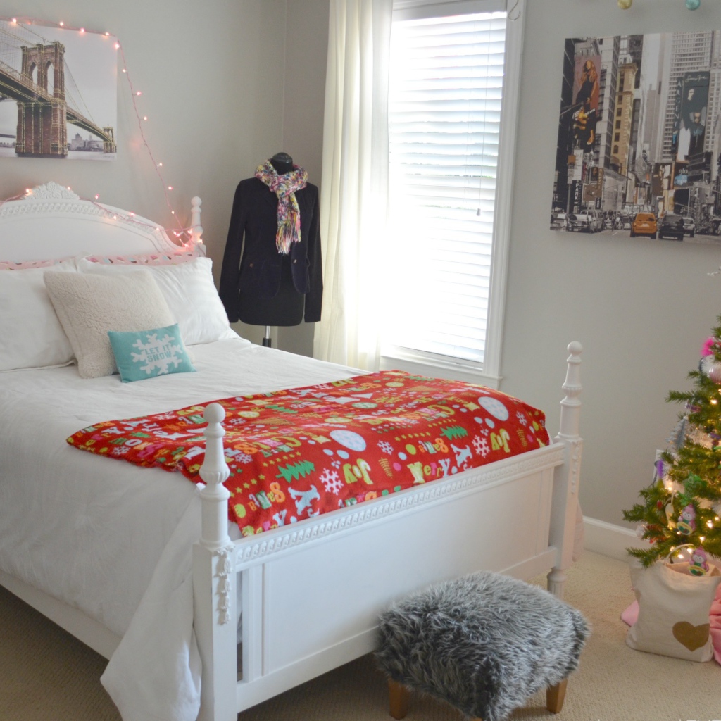 Елка в детской комнате