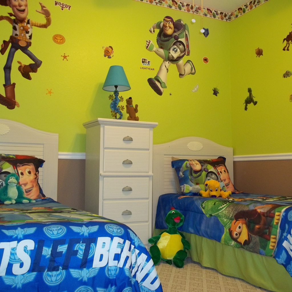 Две кровати в детской комнате