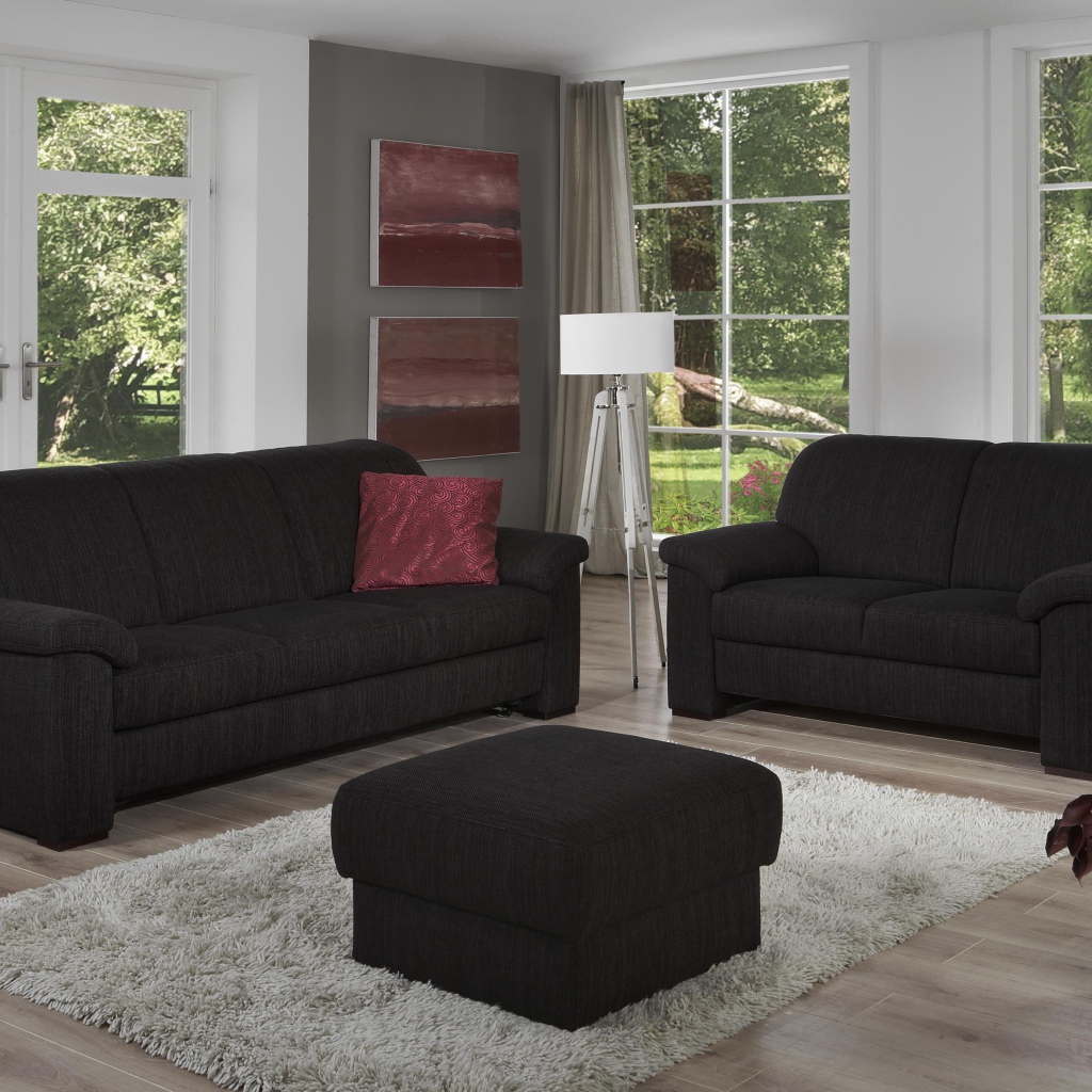 Два черных дивана в гостиной