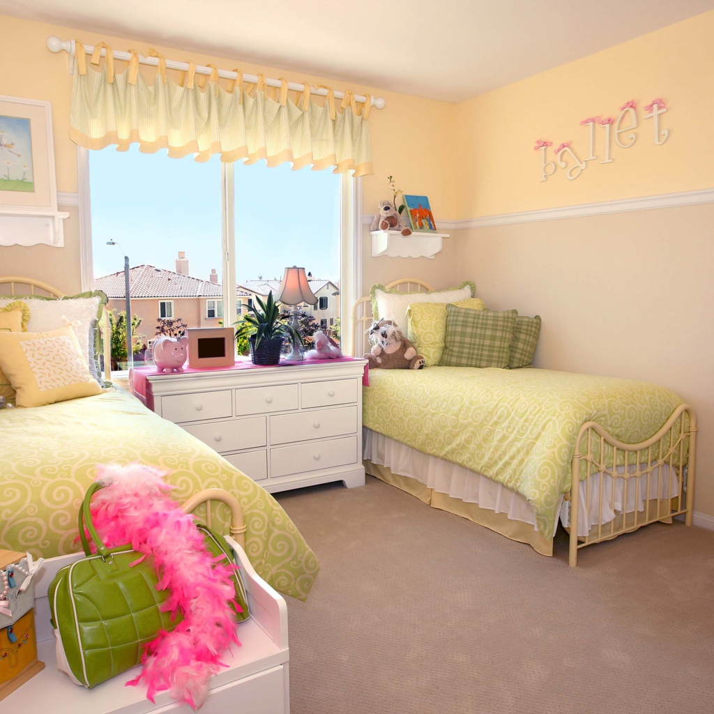 Две кровати для близняшек