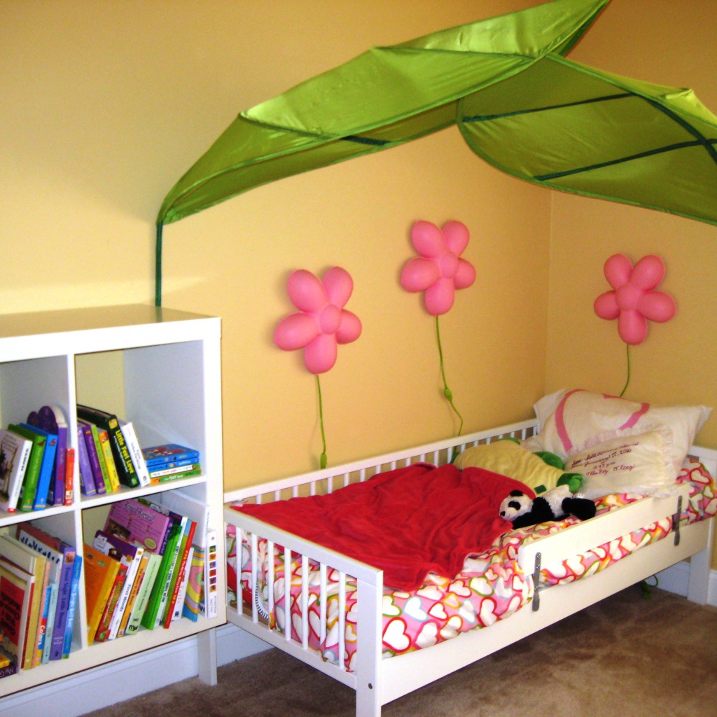 Зонтик над кроватью в детской