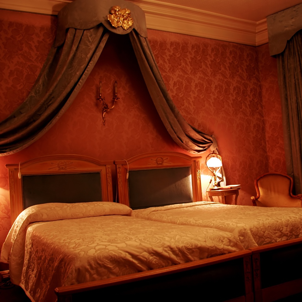 Кровать под вензелем в спальне