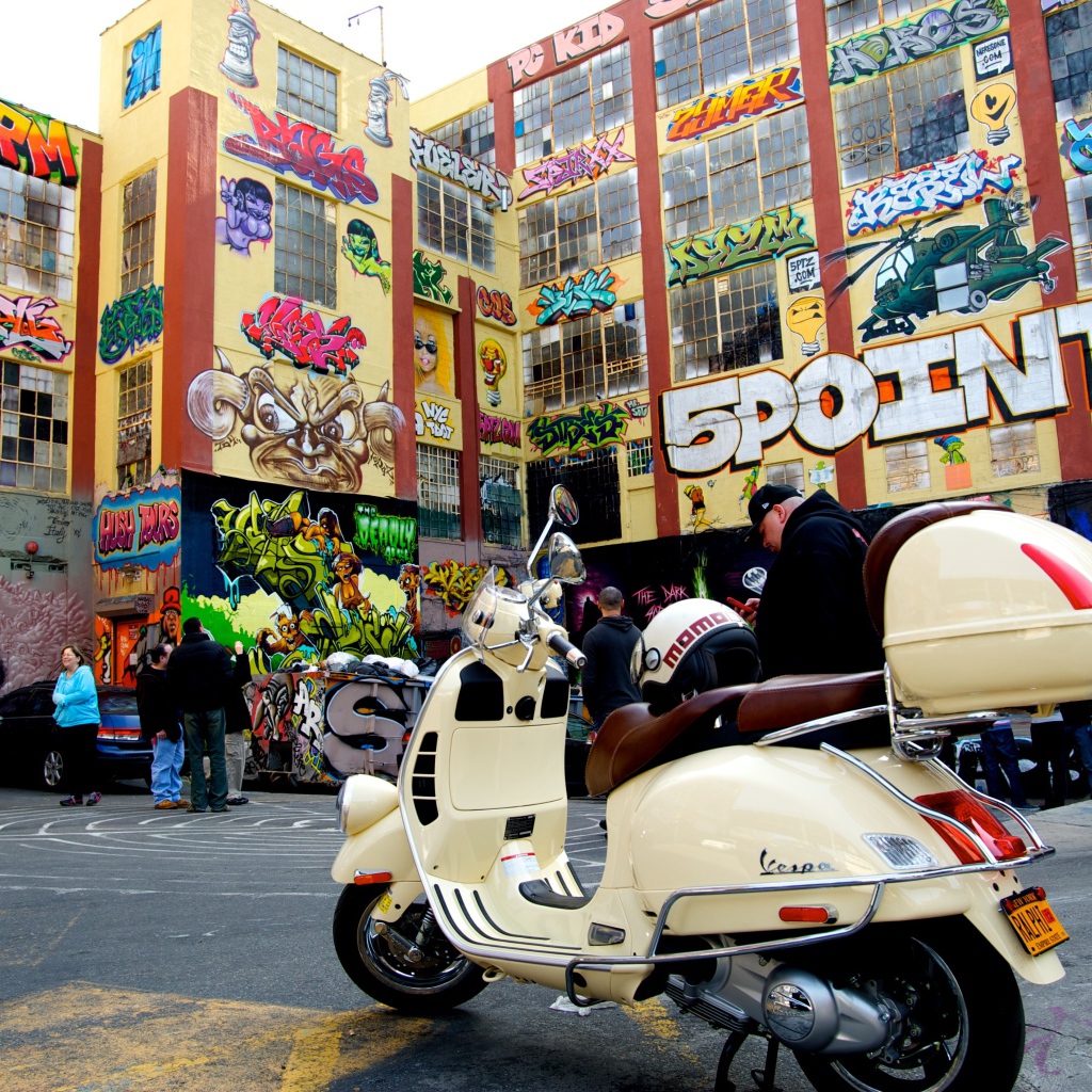 Разные граффити на домах