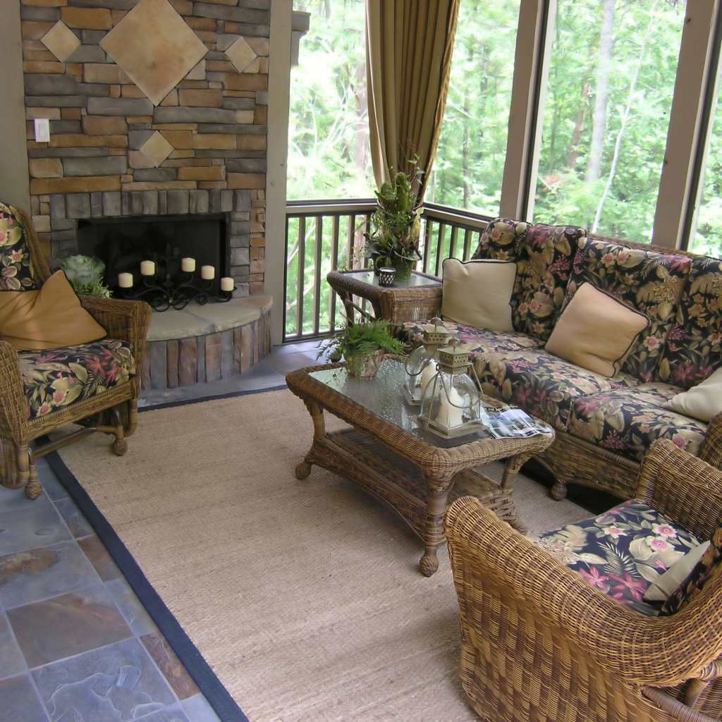 Веранда с плетеной мебелью