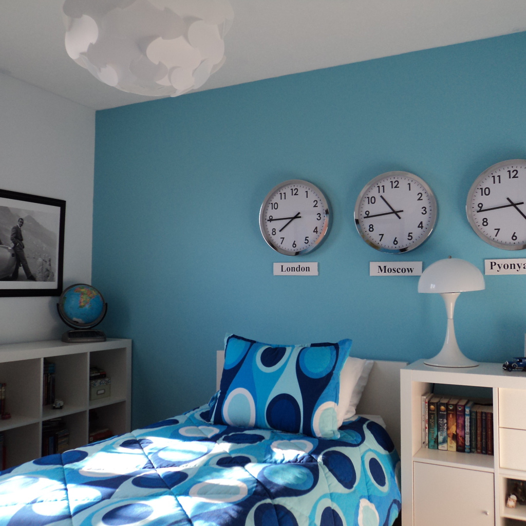 Часы над кроватью в детской