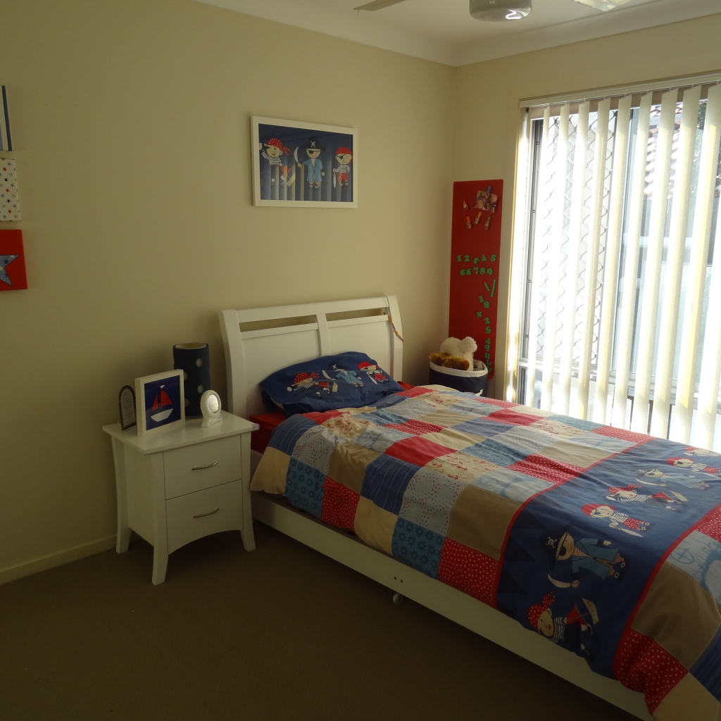 Белая кровать в детской комнате