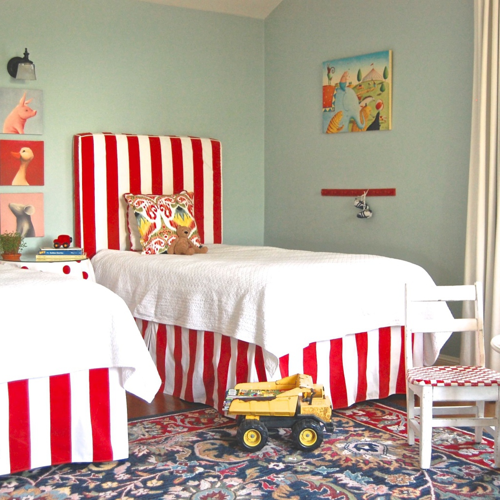 Белые покрывала на кроватях в детской