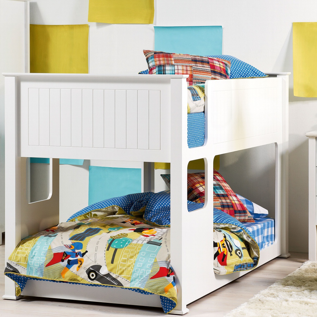 Белая двухэтажная кровать в детской