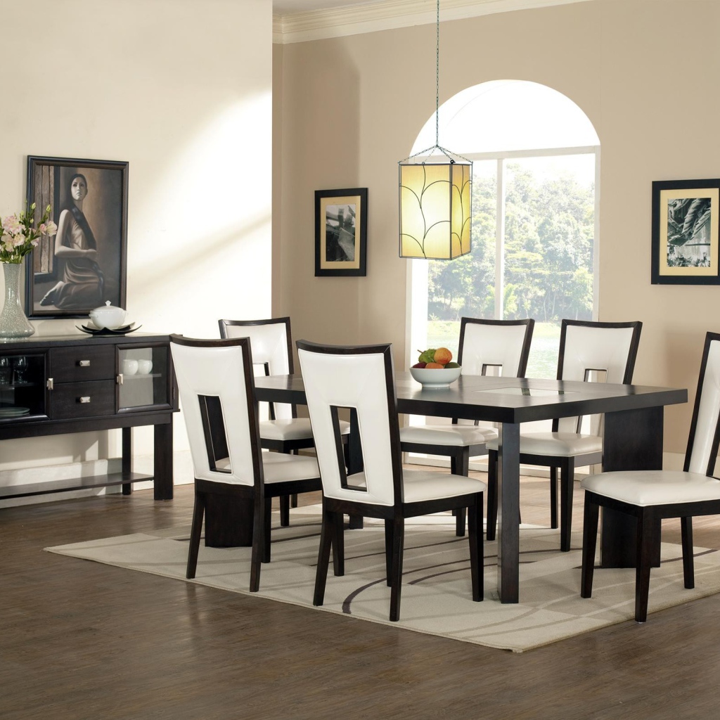 Белые стулья в столовой