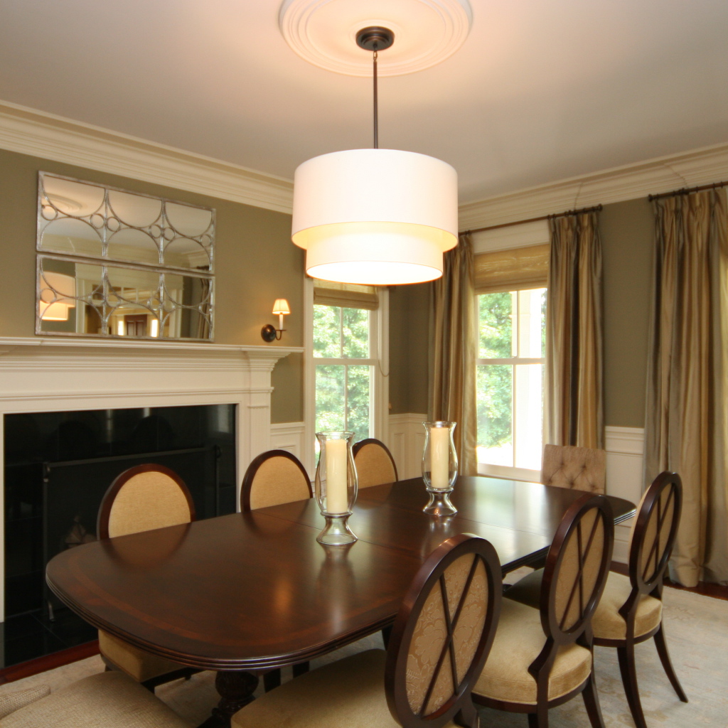 Белая люстра над столом в столовой