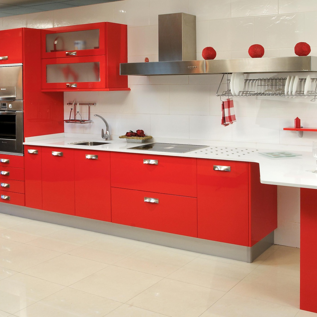 Белая столешница в красной кухне