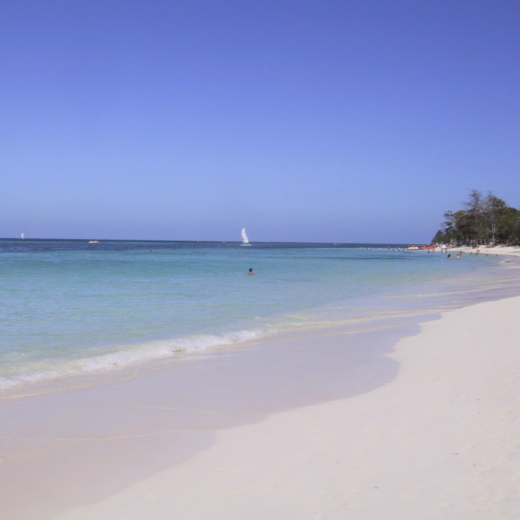 Белый песок на пляже на курорте Гуардалавака, Куба