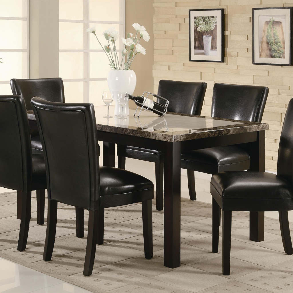 Вино на столе в столовой