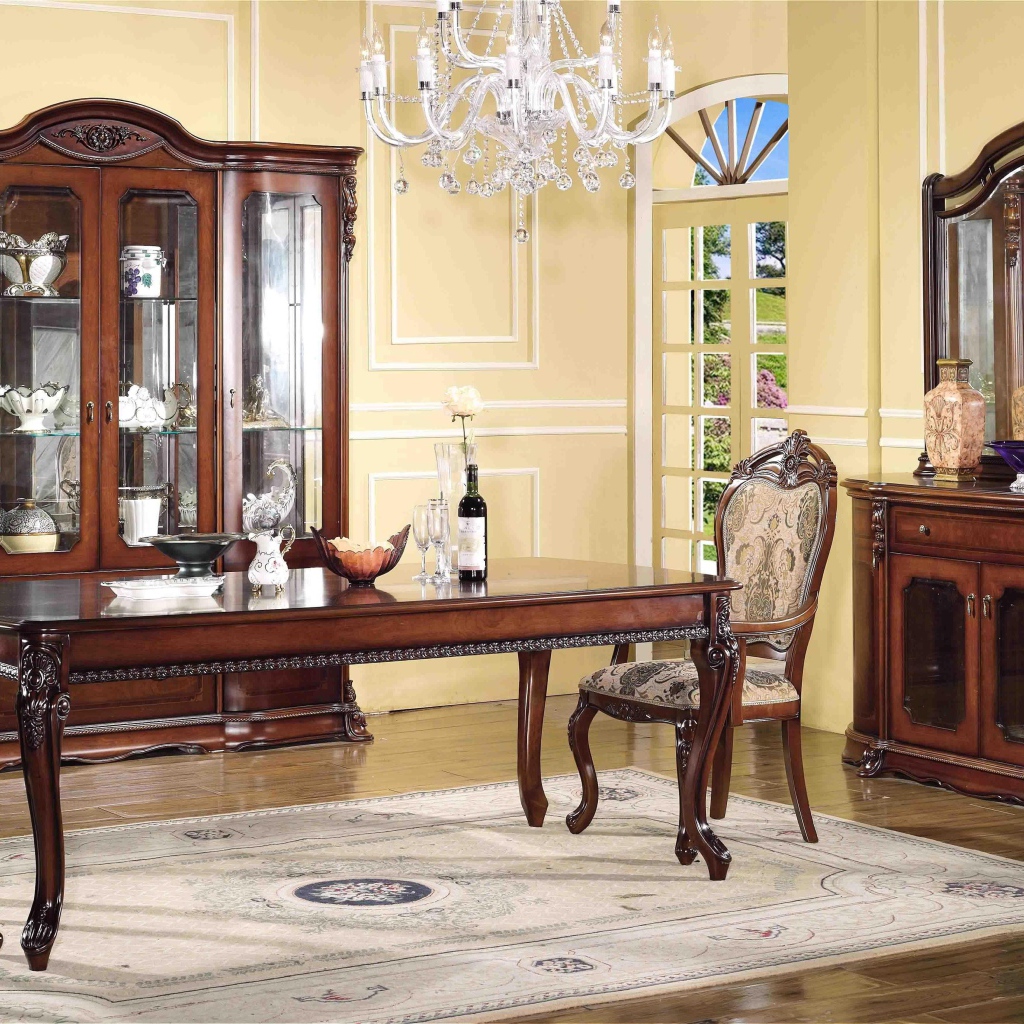 Вино на столе в гостиной