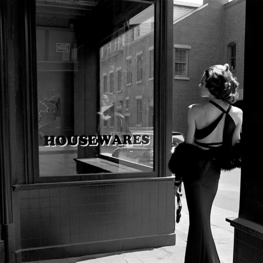 Женщина в чёрном, ретро фотография