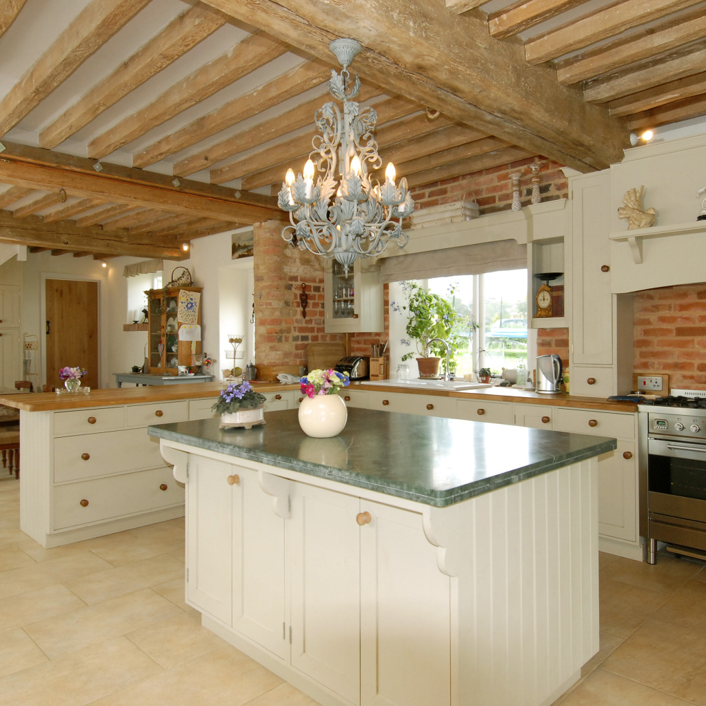 Деревянный потолок в кухне