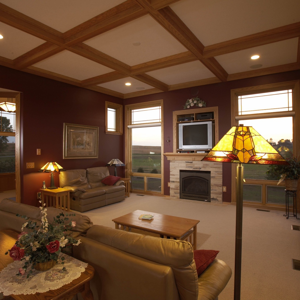 Деревянный потолок в гостиной