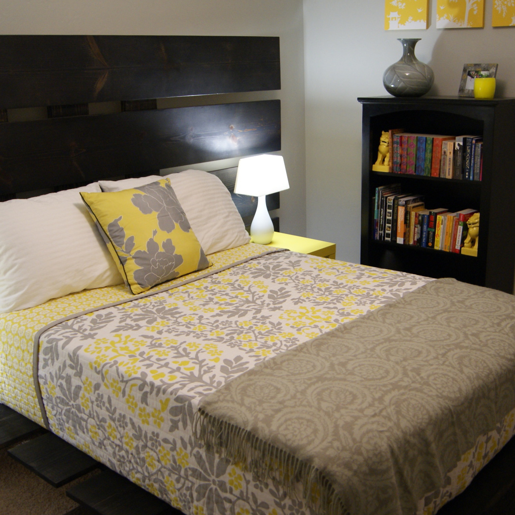 Деревянная спинка кровати в спальне