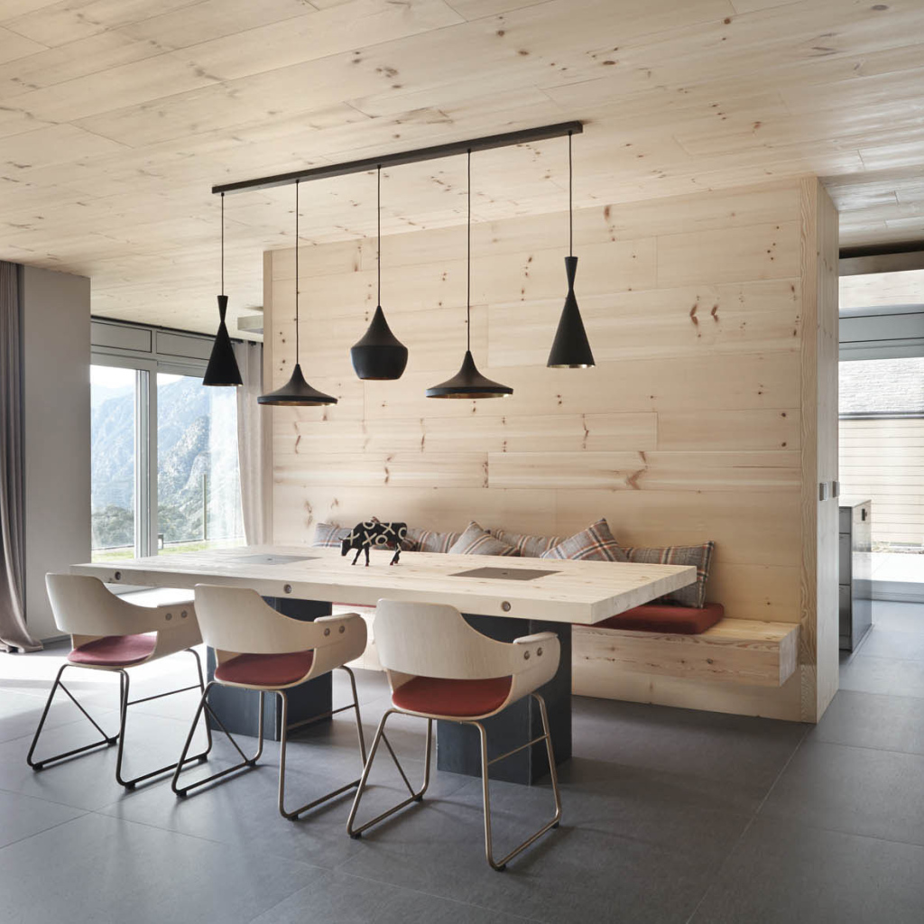 Деревянные стены и потолок в столовой