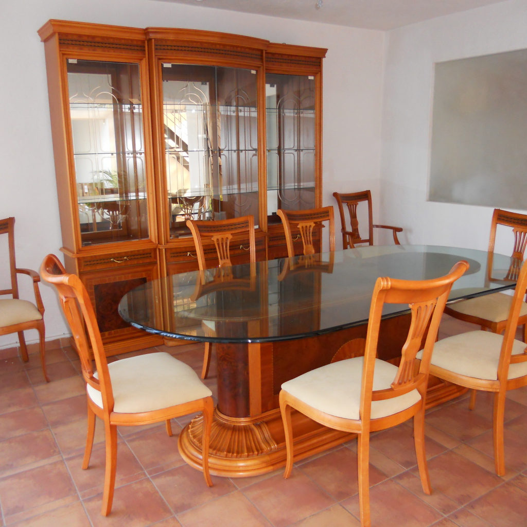 Столешница в столовой из стекла