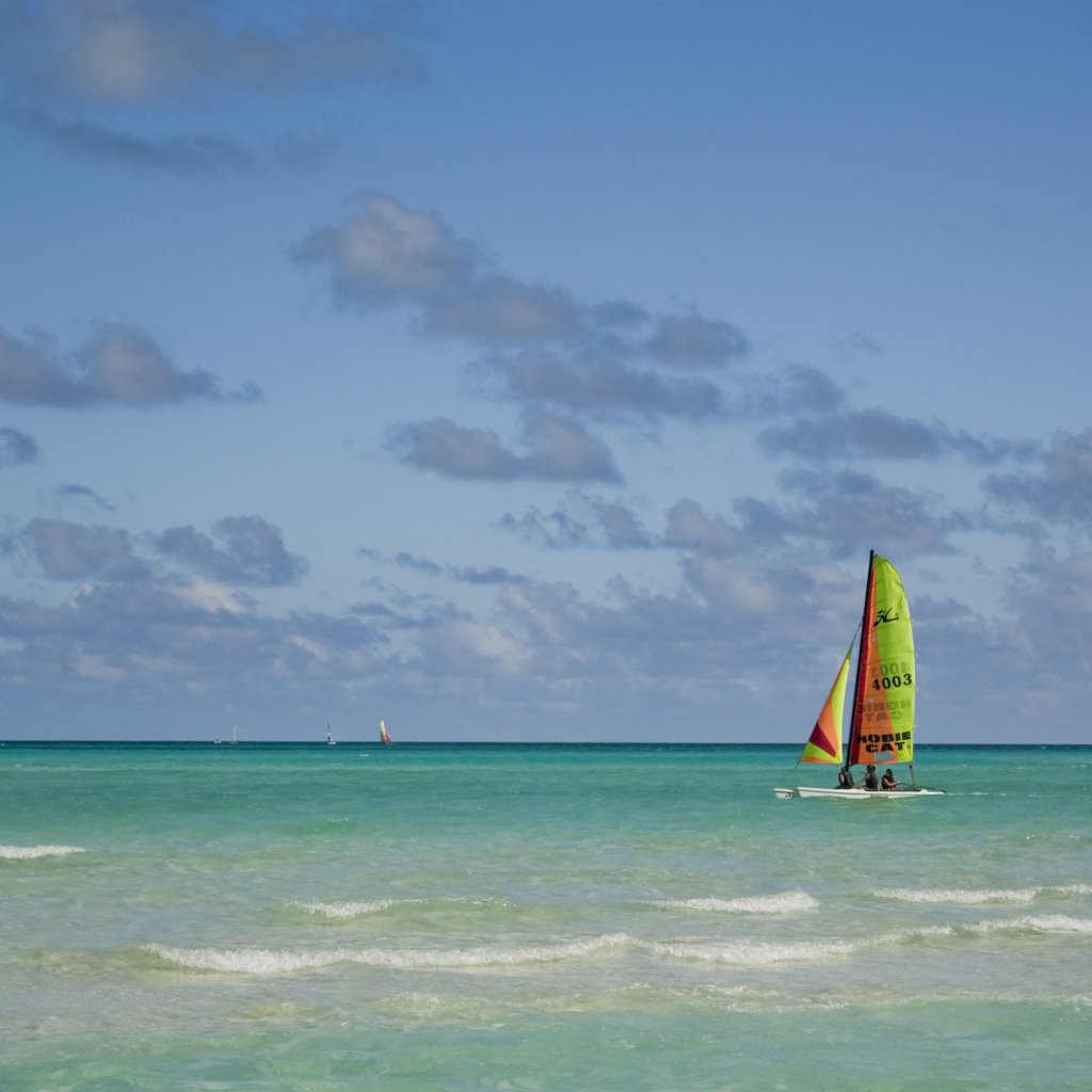 Яхта в море на курорте Кайо Гильермо, Куба