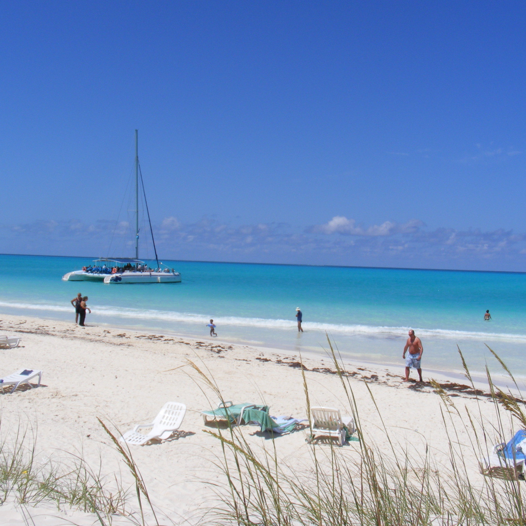 Яхта у берега на курорте Кайо Гильермо, Куба