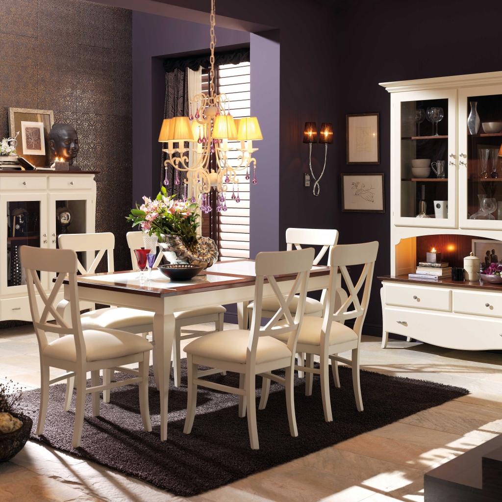 Желтая люстра в столовой