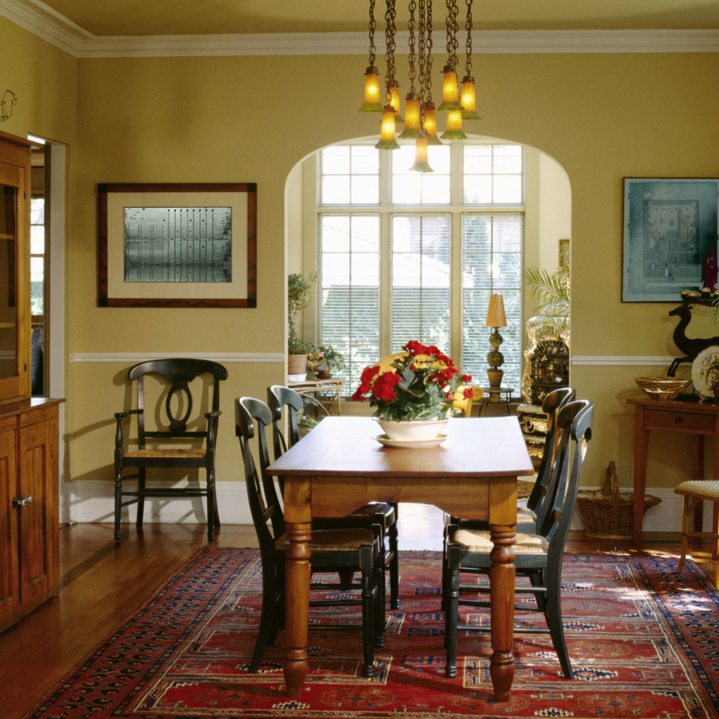 Желтые стены в столовой