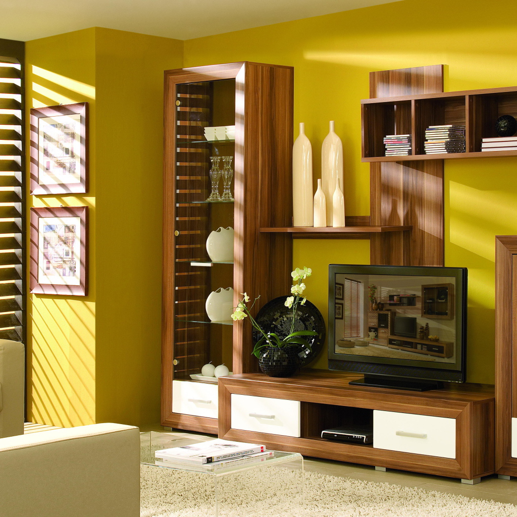 Желтая стена в гостиной