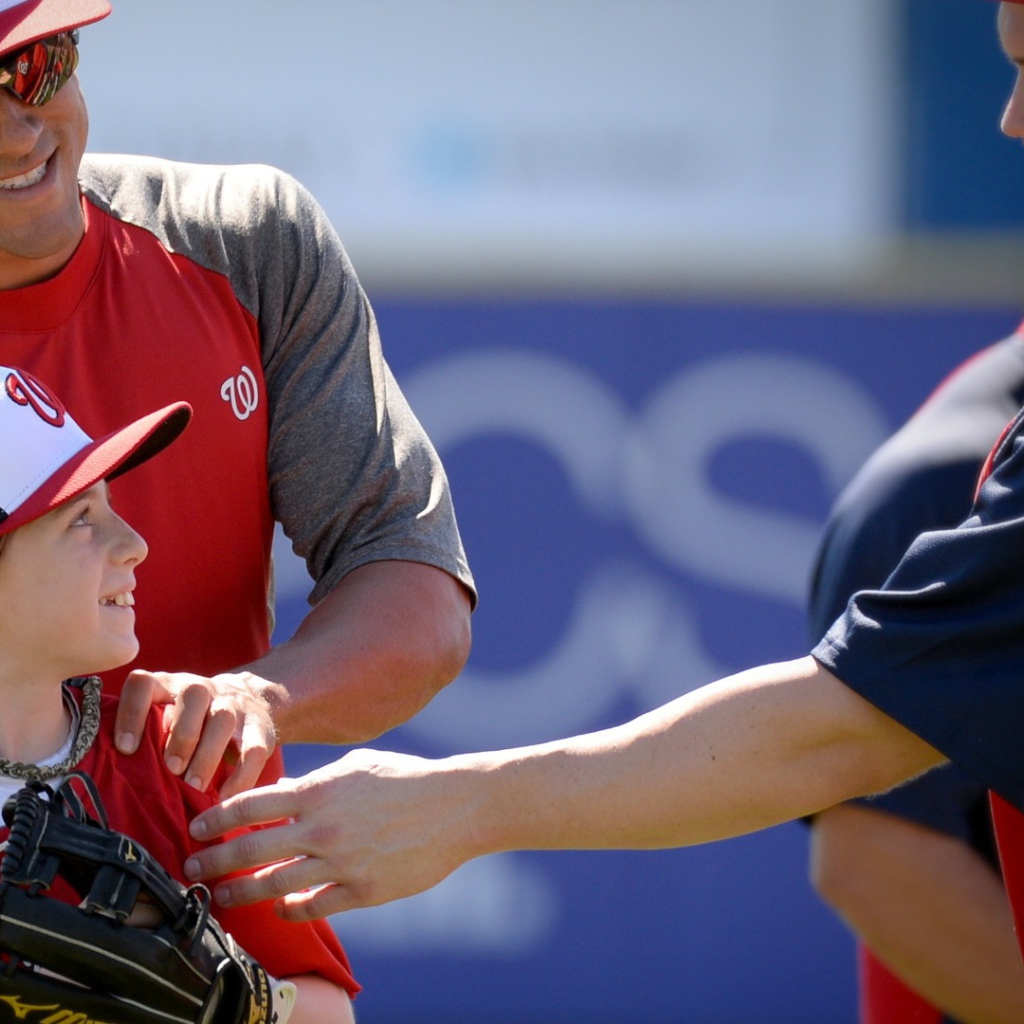 Юный поклонник бейсболиста Адама Ляруш