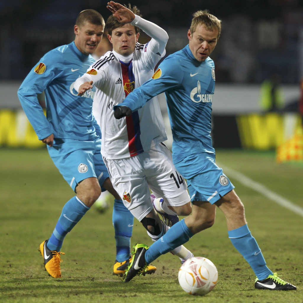 Защитник Зенита Анюков Александр  за работой