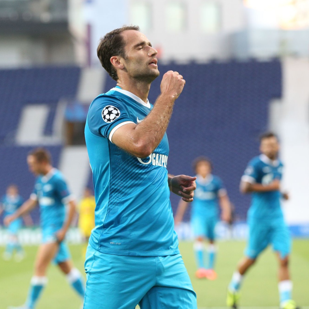 Роман Широков полузащитник Зенита бежит по полю