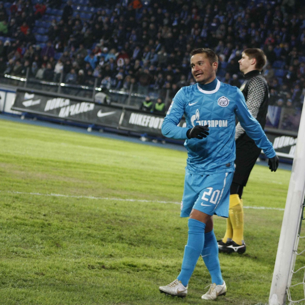 Полузащитник Зенита Виктор Файзулин у ворот