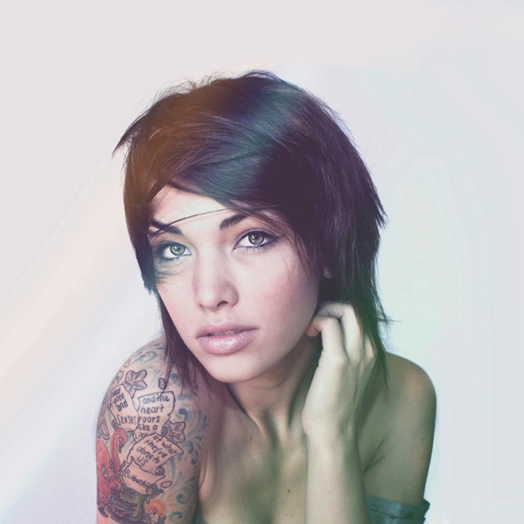 Девушка с татуировкой на плече