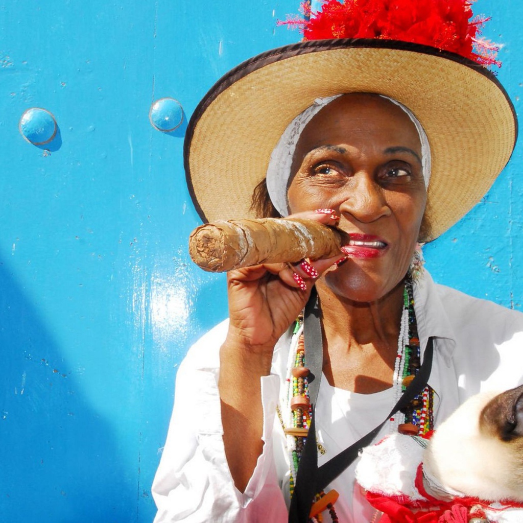 Бабушка с котом и сигарой