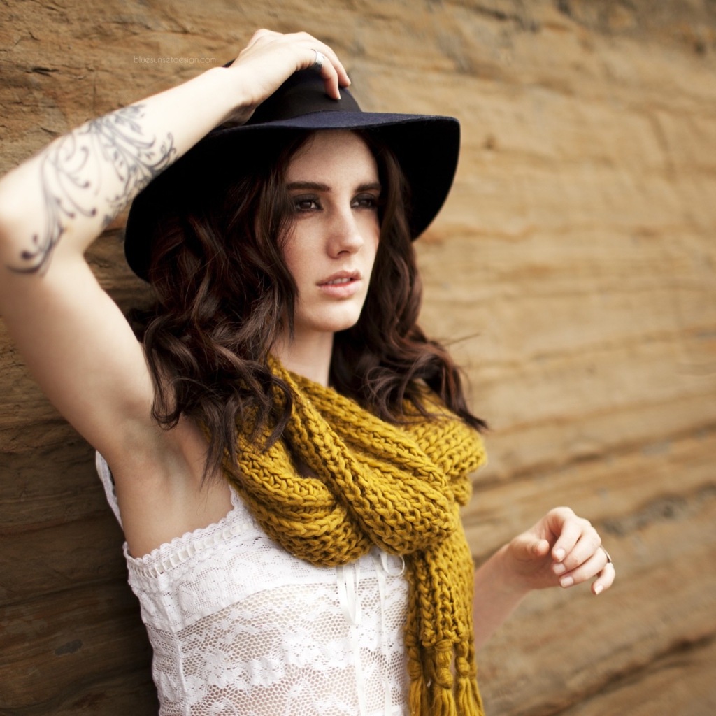 Брюнетка с татуировкой на руке