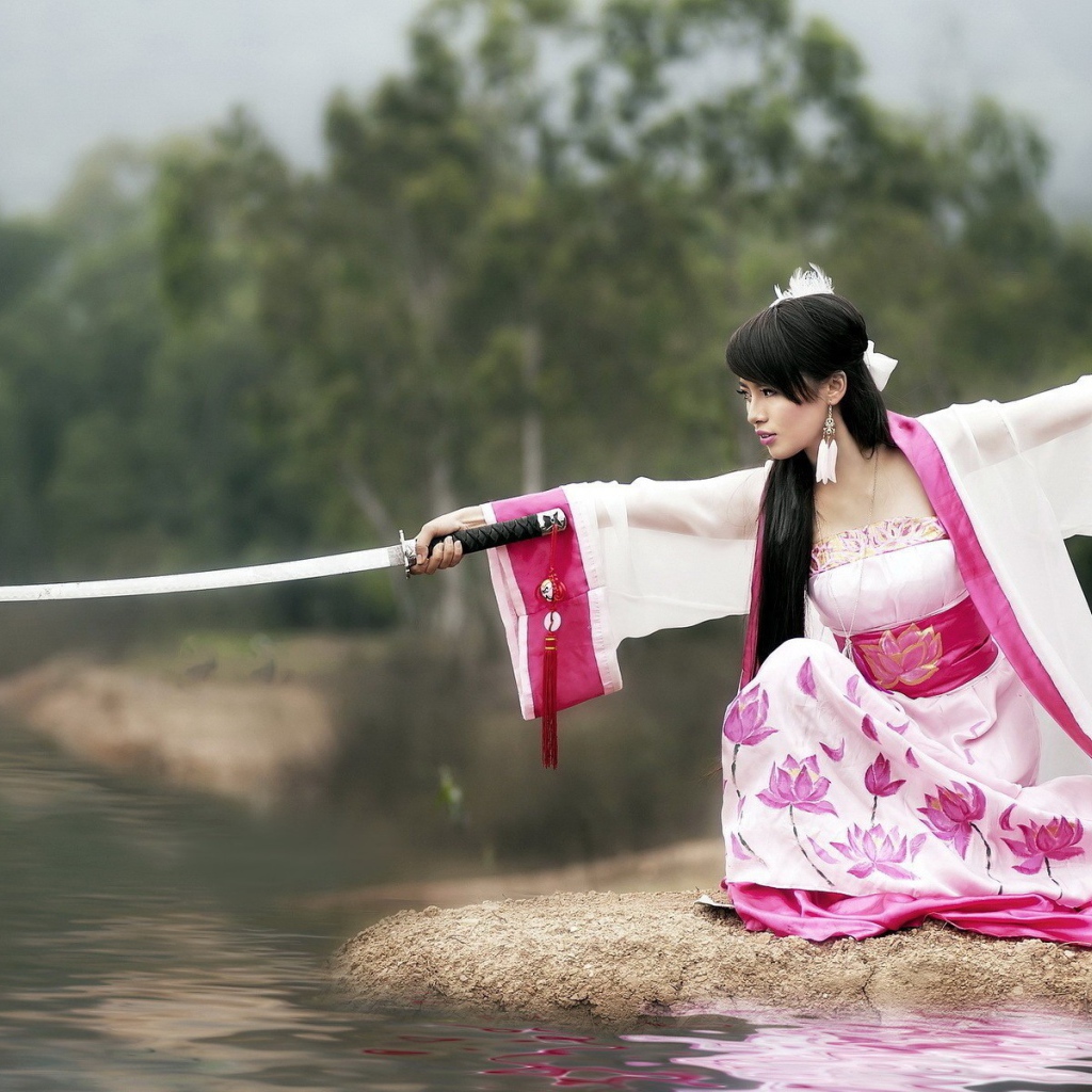 Японская девушка с мечем