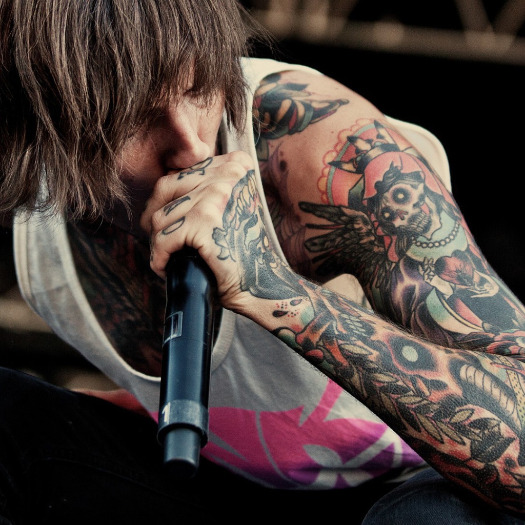 Певец с татуировкой