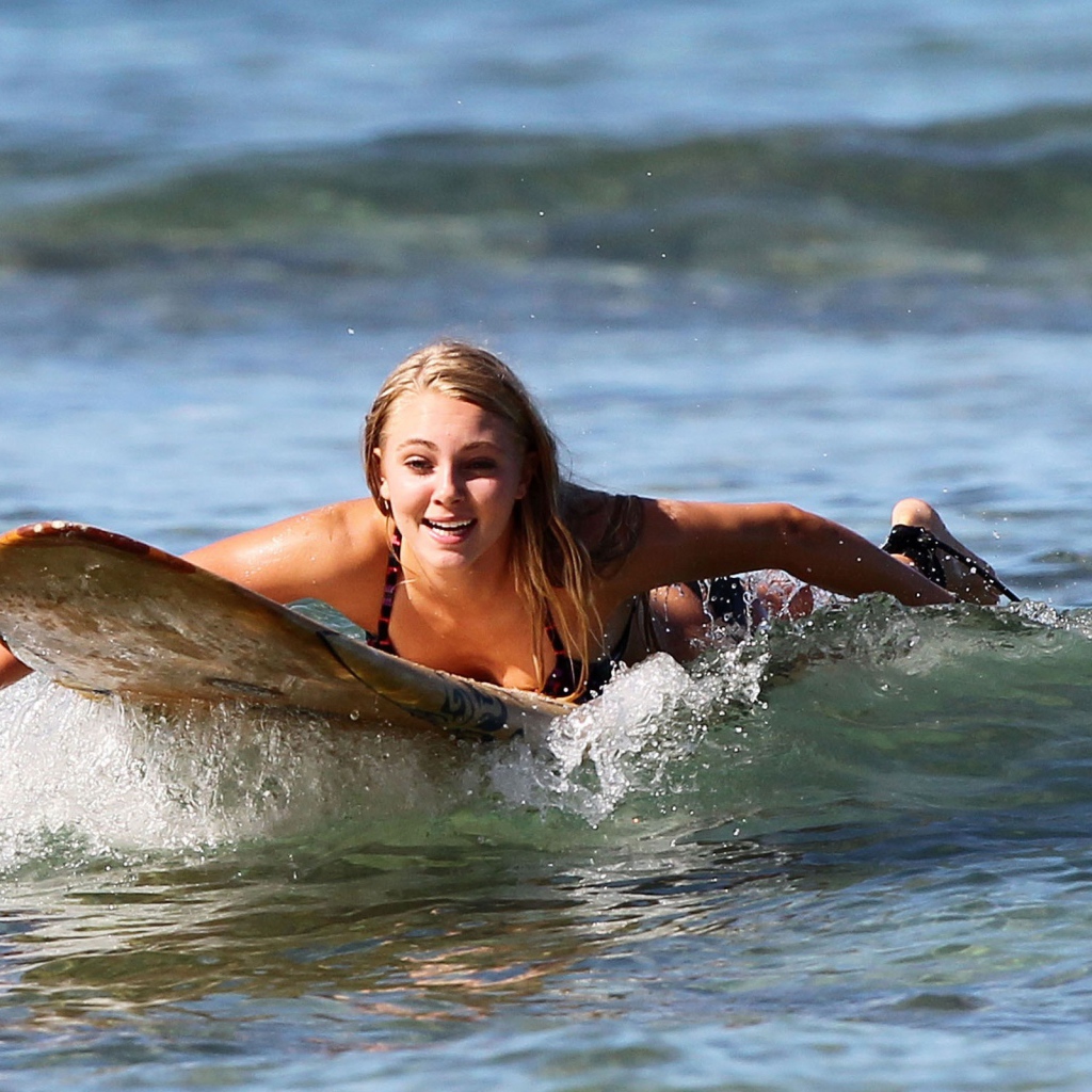 Актриса АннаСофия плавает