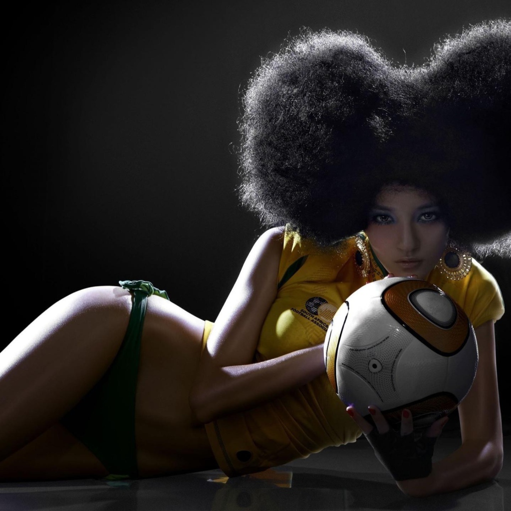 Африканская девушка с мячом