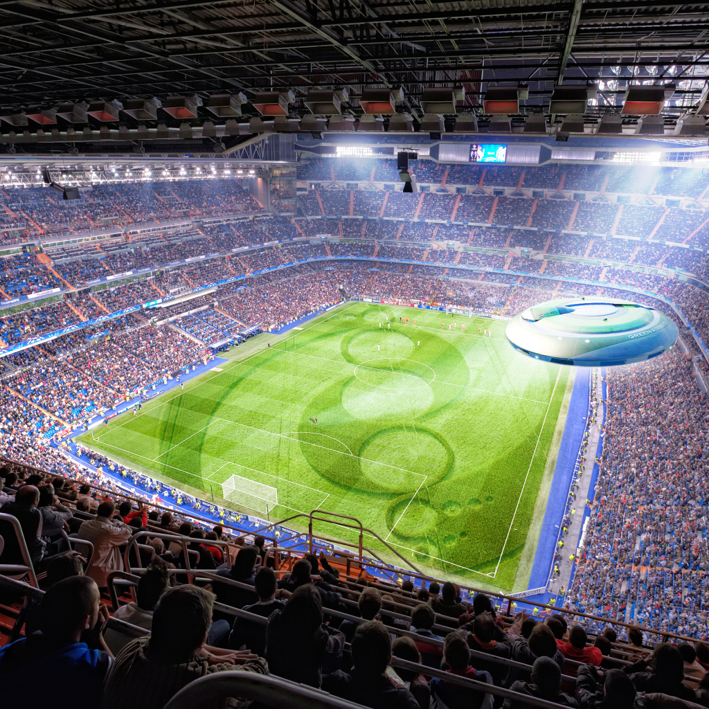 Летающая тарелка над стадионом