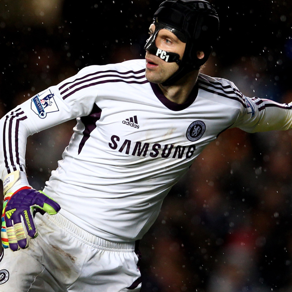 Футболист вратарь с мячом