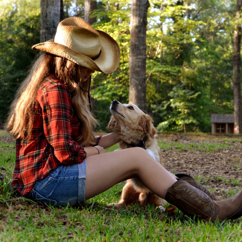 Девушка в ретро одежде