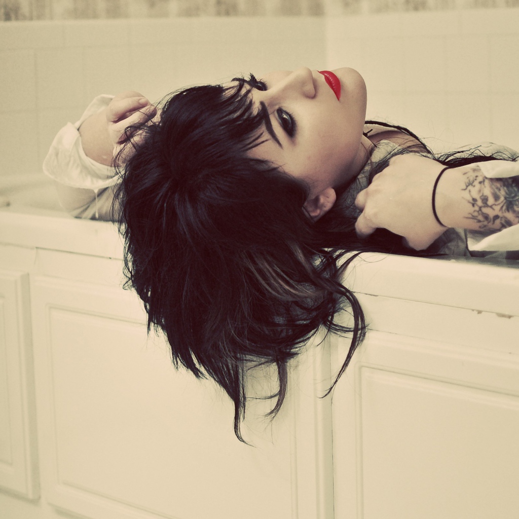 Девушка с татуировкой в ванне