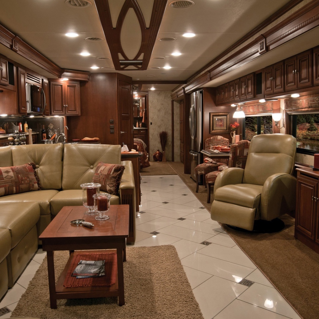 Большая комната с кожаным диваном