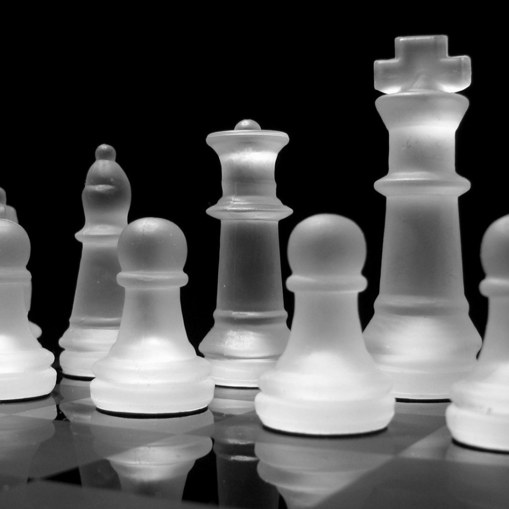 Шахматы из прозрачного стекла