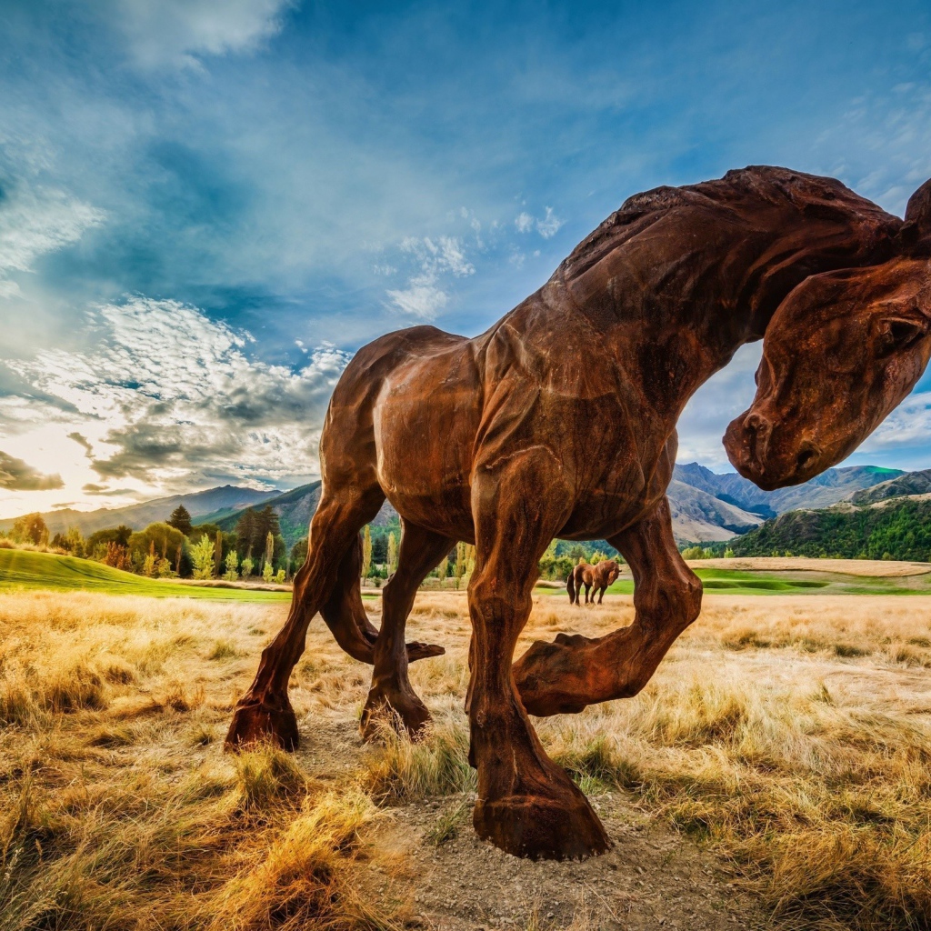 Коричневый конь бьет копытом