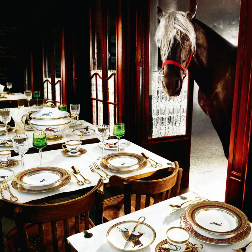 Лошадь в кафе
