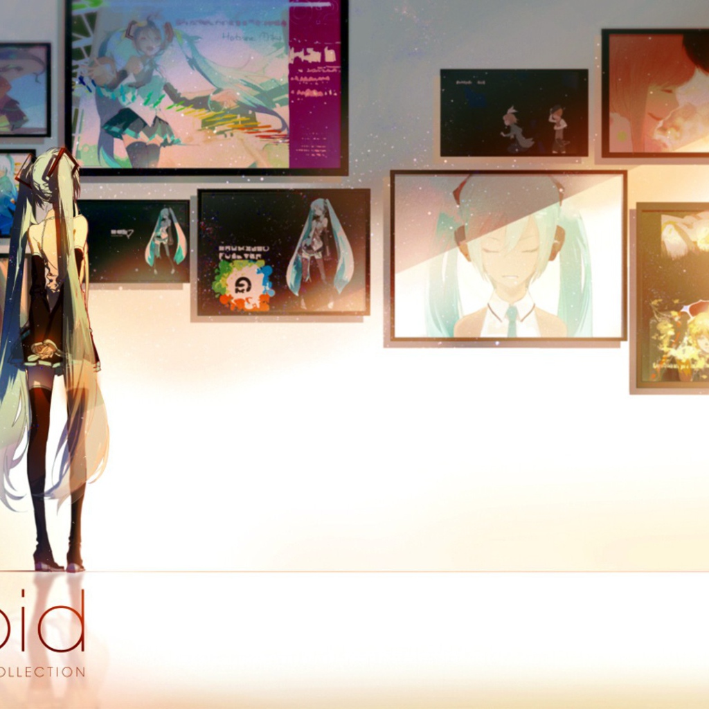 Девушка аниме в картинной галерее